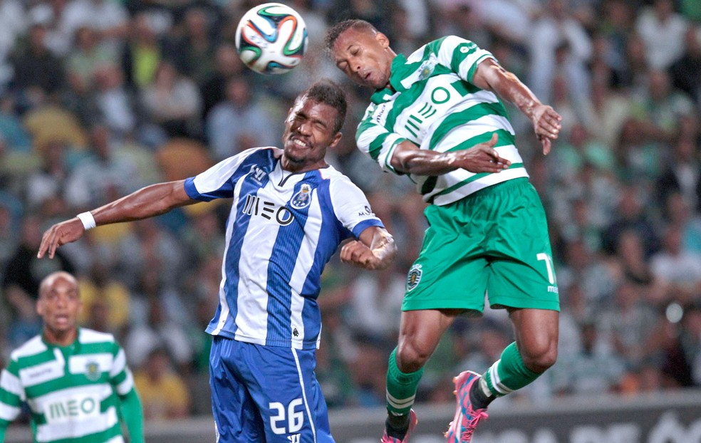 Alex Sandro sobrou em clássicos com o Sporting — Foto: Agência Reuters