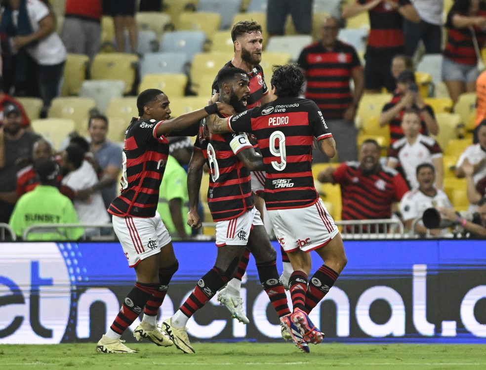 Jogadores do Flamengo comemoram gol de Gerson em Flamengo e Bahia — Foto: André Durão