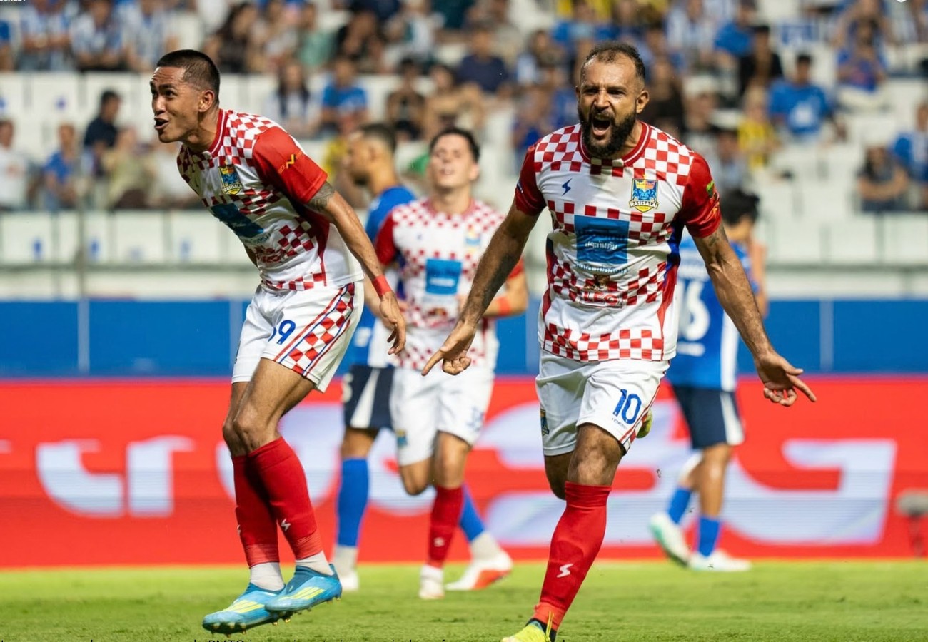 Aos 42 anos, dirigente e atacante tocantinense faz três gols em três jogos na elite tailandesa