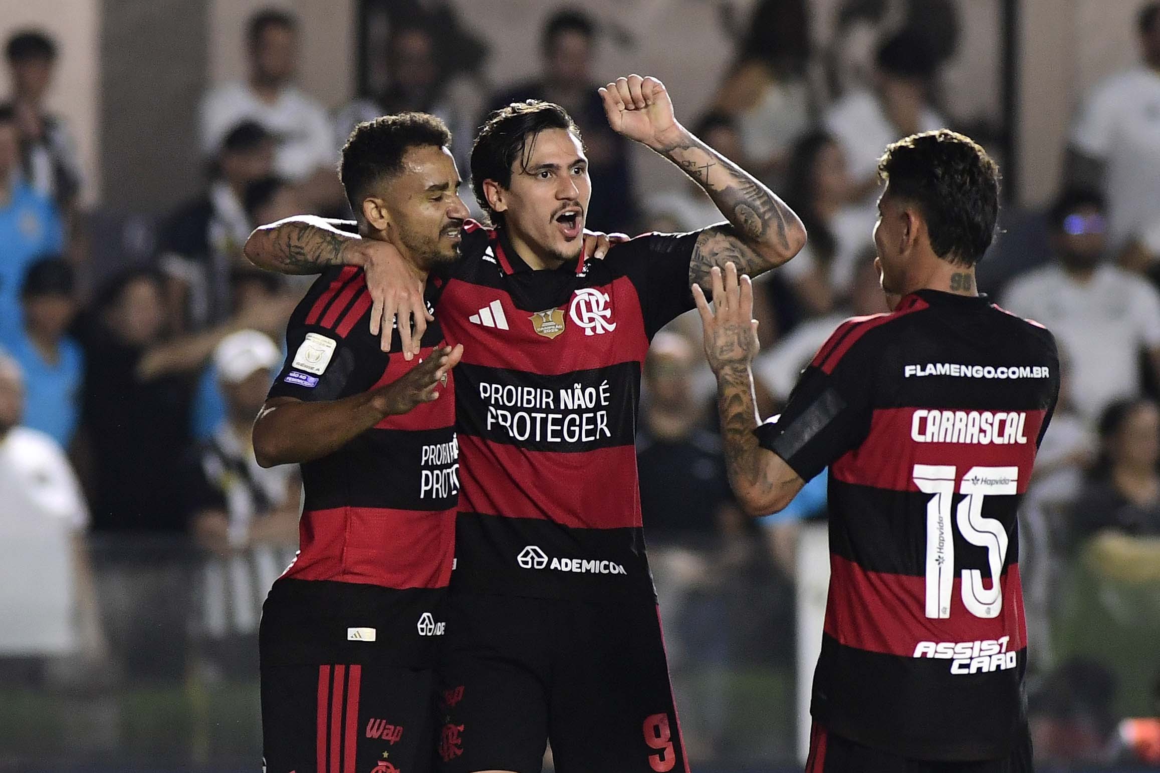 Revolta do Flamengo com arbitragem e encontro com os ex do Santos: o que o ge viu do campo