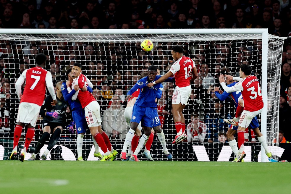Jurrien Timber marca o segundo gol do Arsenal contra o Chelsea Premier League 2026 — Foto: Reuters/Andrew Boyers