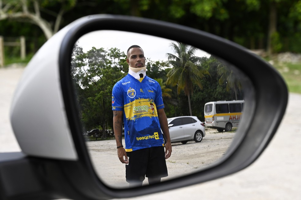 Entrevista com Alexandre, volante do Sampaio Corrêa, vítima de um acidente de trânsito — Foto: André Durão / ge