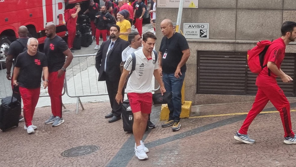 Rodrigo Caio desembarca para último jogo pelo Flamengo — Foto: Thiago Lima / ge
