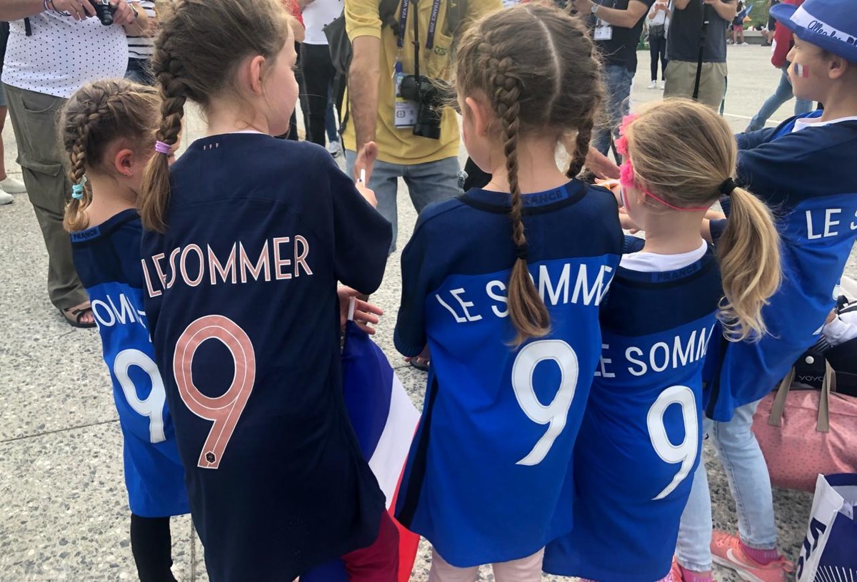 Escolinha do PSG abre primeira turma de futebol feminino no Brasil, Dona  do Campinho