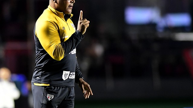 Roger Machado orienta o São Paulo da beira do campo no Morumbi