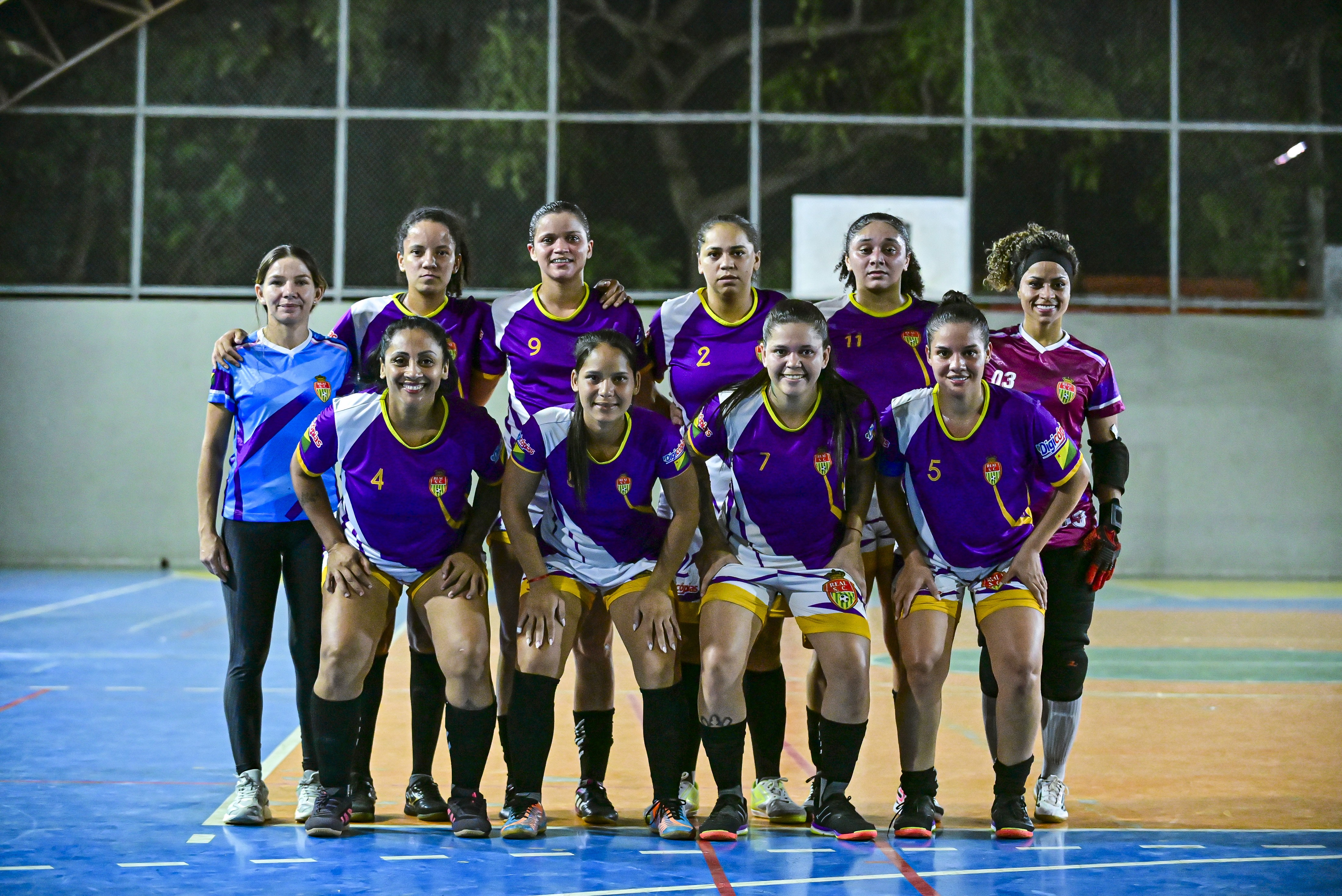 Partida de futsal feminino na quadra da Escola Diogo Feijó em Rio Branco
