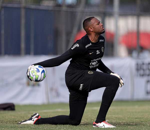 Carlos Miguel tem sondagens de Bragantino e outros clubes, mas se vê no Corinthians em 2024