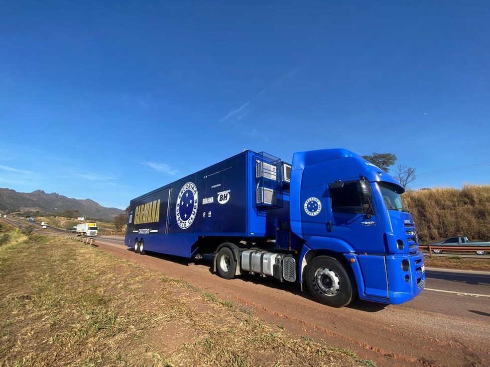 Torcedores do Cruzeiro personalizam Kombi para ir aos jogos; confira