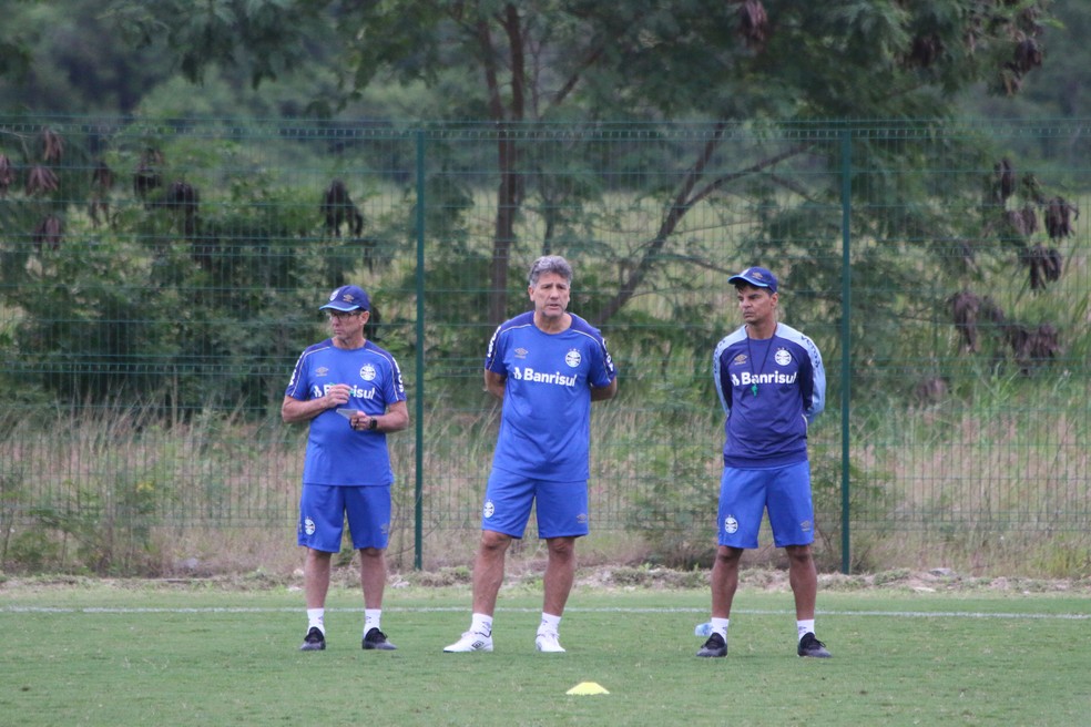 Renato Gaúcho com os auxiliares Victor Hugo Signorelli e Alexandre Mendes — Foto: Eduardo Moura
