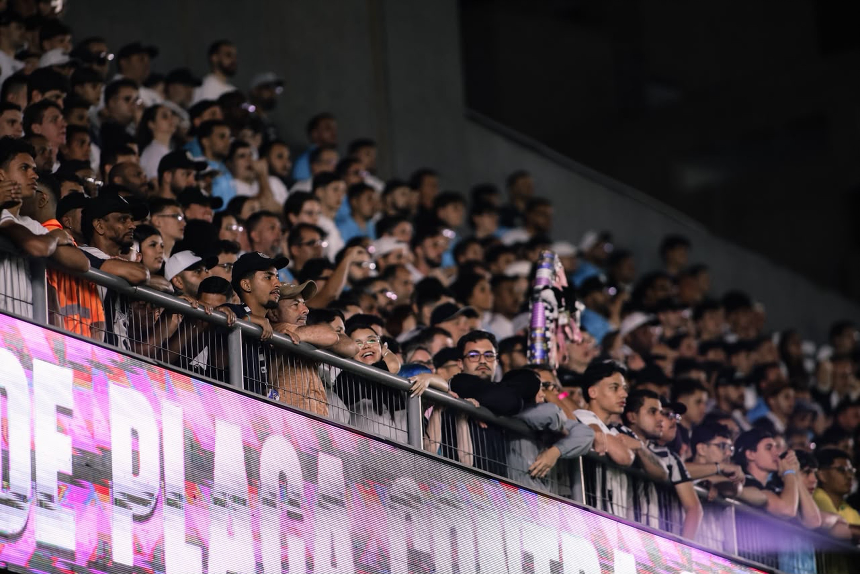 Santos bate recorde de público no ano na Vila Belmiro no empate com o Flamengo