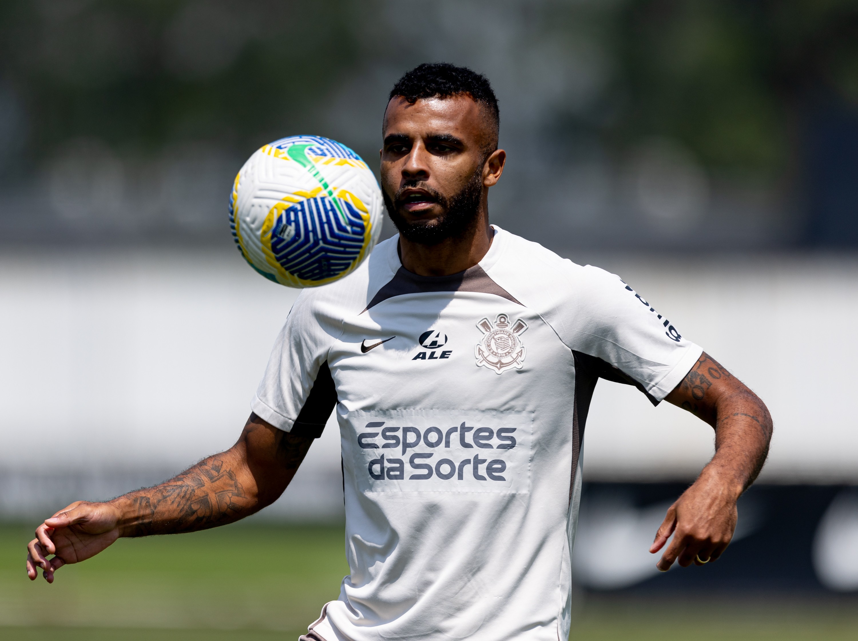 Corinthians atrasa pagamento e Athletico-PR cobra R$ 12 milhões judicialmente.