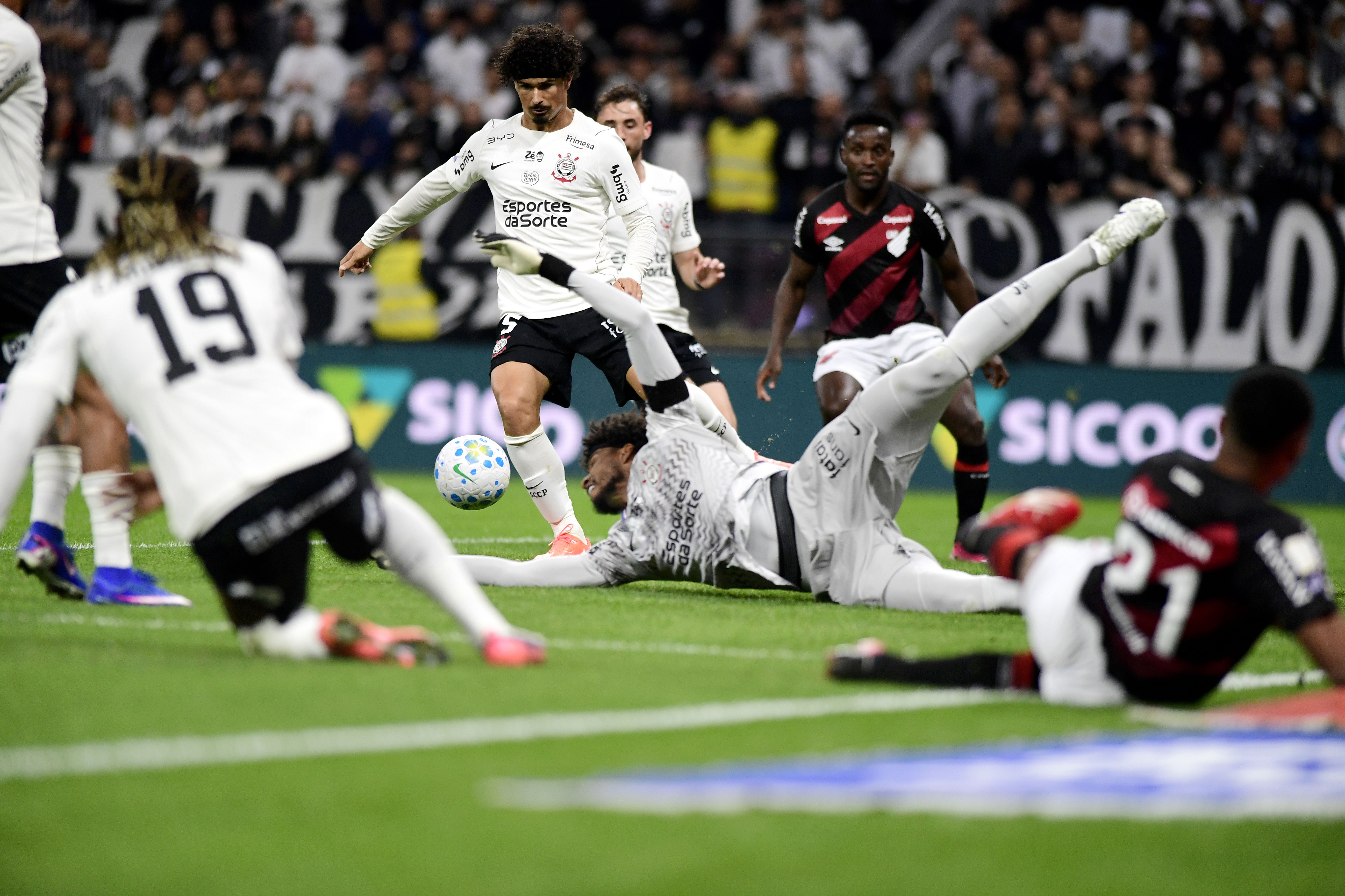 Corinthians x Athletico-PR iguala jogo com menos finalizações do Brasileirão desde 2013