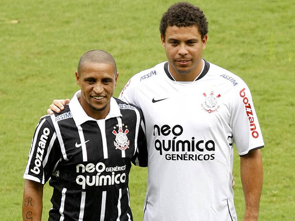 Roberto Carlos e Ronaldo sendo apresentados pelo Corinthians em 2010  Foto: Arquivo ge