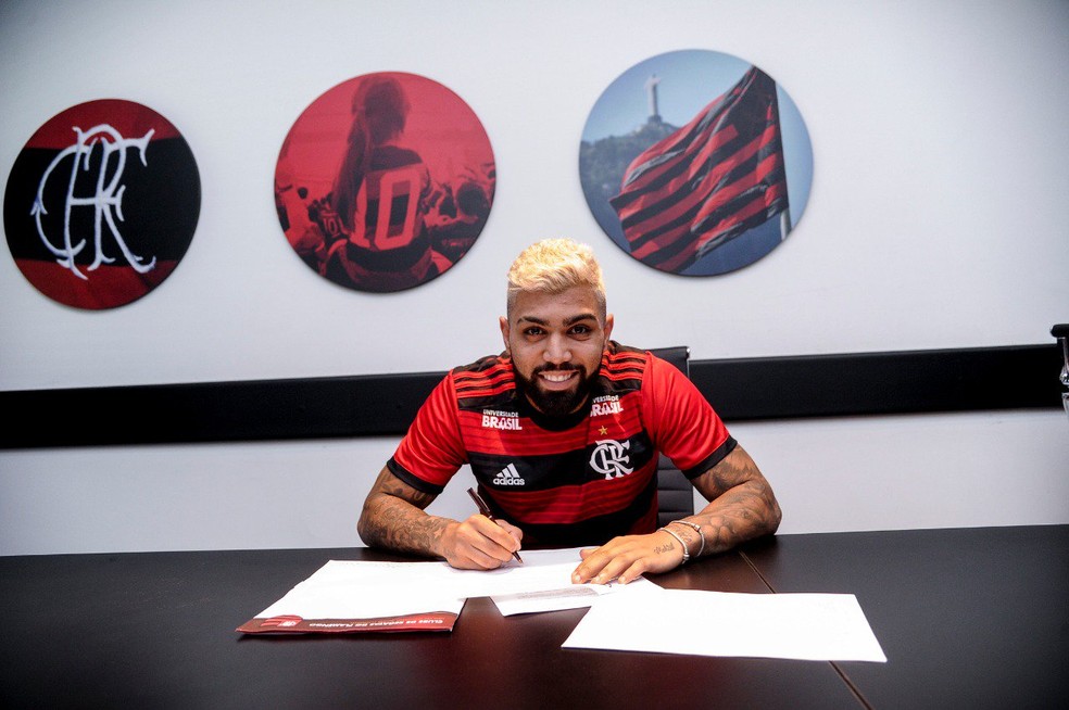 Gabigol assina contrato com o Flamengo em 2019 — Foto: Divulgação/Flamengo
