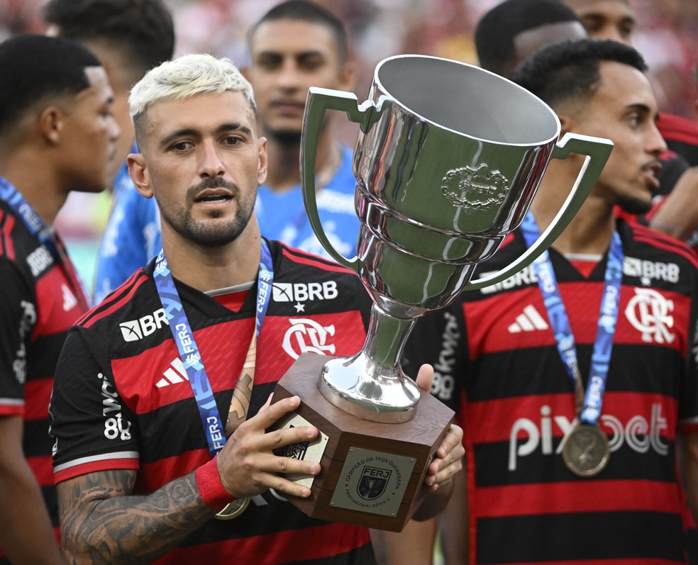 Arrascaeta com o troféu da Taça Guanabara em Flamengo x Madureira