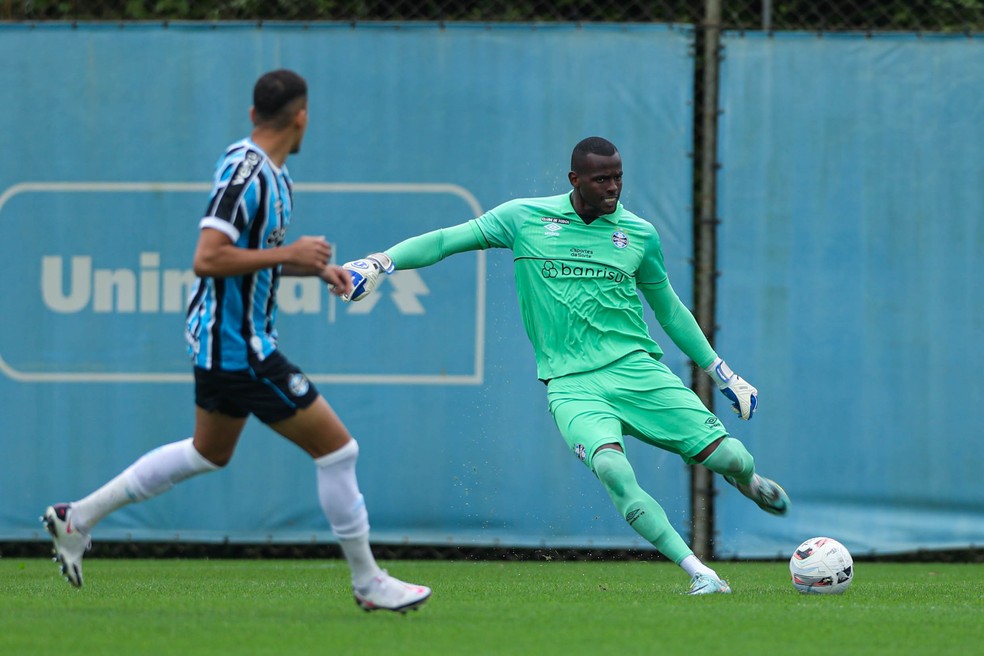 Gustavo Martins e Caíque em Grêmio x Juventude, Copa FGF — Foto: Renan Jardim / Grêmio FBPA