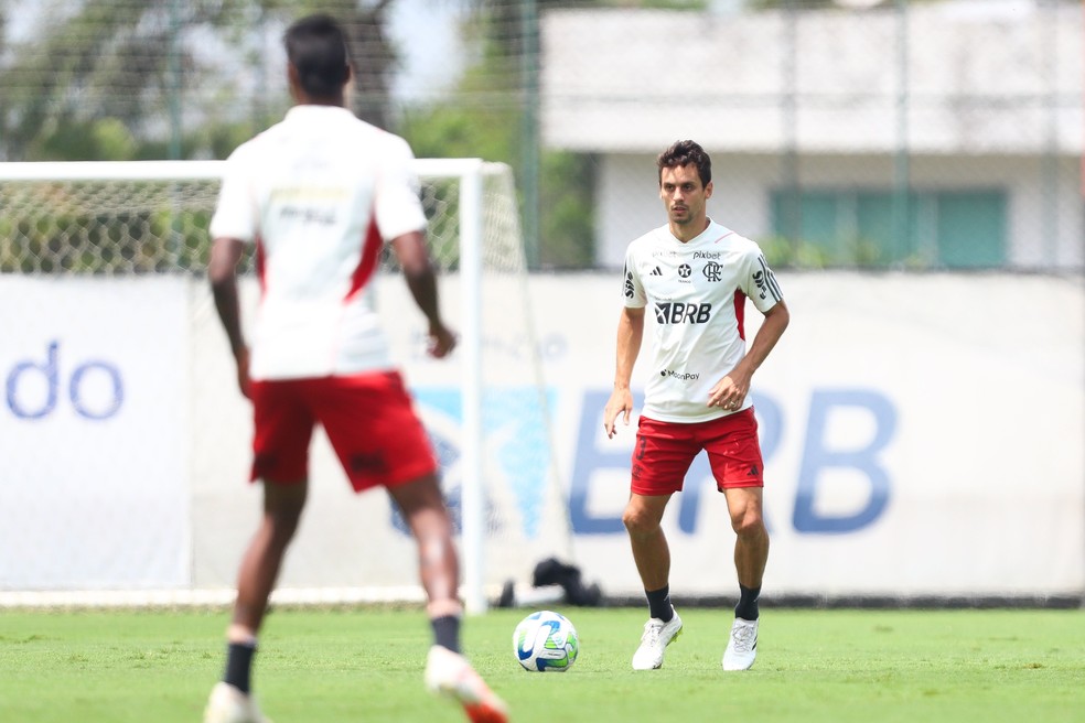 Rodrigo Caio e Bruno Henrique em ação em treino do Flamengo — Foto: Gilvan de Souza / CRF