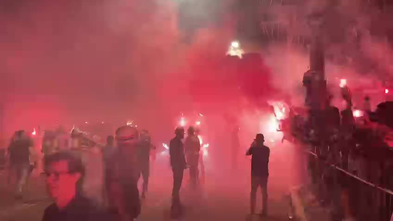 Veja a festa da torcida do São Paulo na chegada do ônibus ao Morumbis