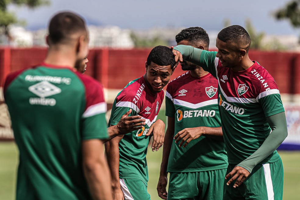 Esquerdinha &eacute; "batizado" pelos companheiros no treino do Flu &mdash; Foto: Marcelo Gon&ccedil;alves / Fluminense FC