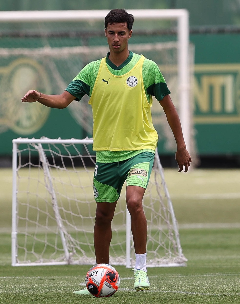 Vitor Reis durante treino do Palmeiras na Academia de Futebol — Foto: Cesar Greco