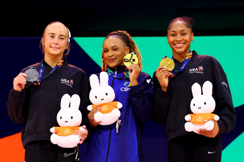 Rebeca Andrade no lugar mais alto do pódio Mundial 2026 — Foto: REUTERS/Piroschka Van De Wouw