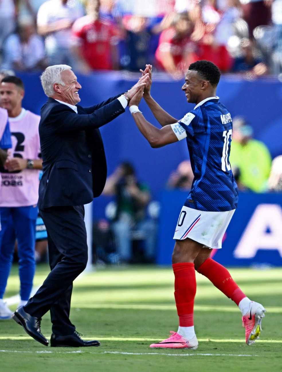 Deschamps e Mbappé após estreia da França