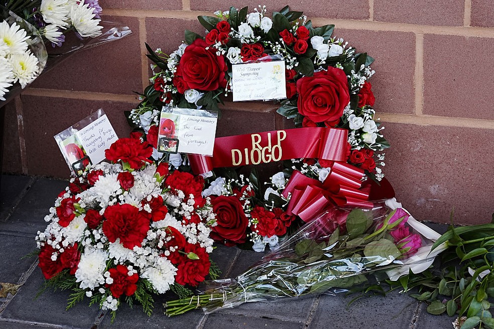 Torcedores do Liverpool deixam flores em Anfield para lamentar morte de Diogo Jota — Foto: Peter Byrne/PA Images via Getty Images