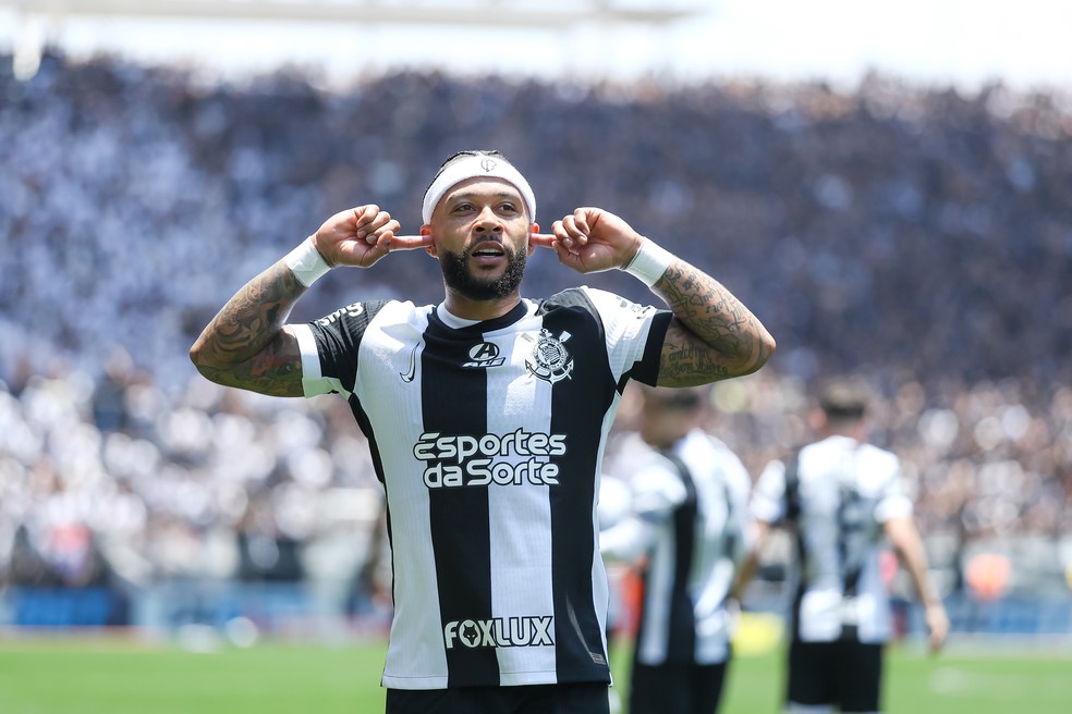 Memphis comemora gol pelo Corinthians contra o Cruzeiro  — Foto: Marco Miatelo/AGIF