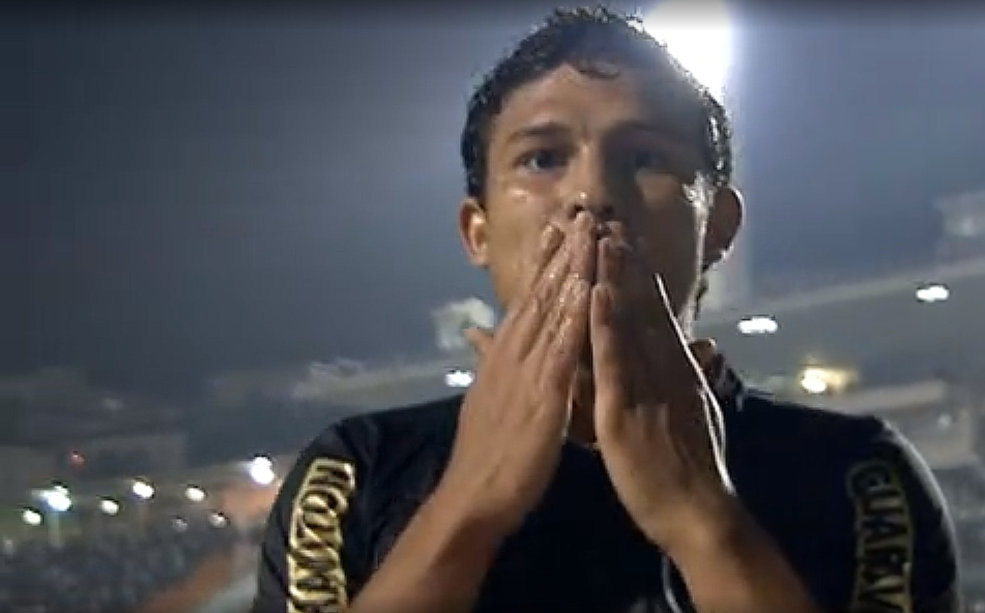 Elkeson encerra carreira nos clubes Vitória, Grêmio e Botafogo em anúncio oficial.