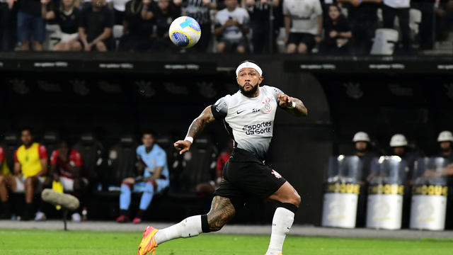 Memphis Depay em Corinthians x Atlético-GO
