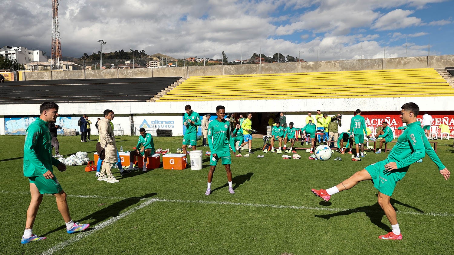 Abel Comanda Treino na Altitude e Prepara Mudanças para Enfrentar o Bolívar