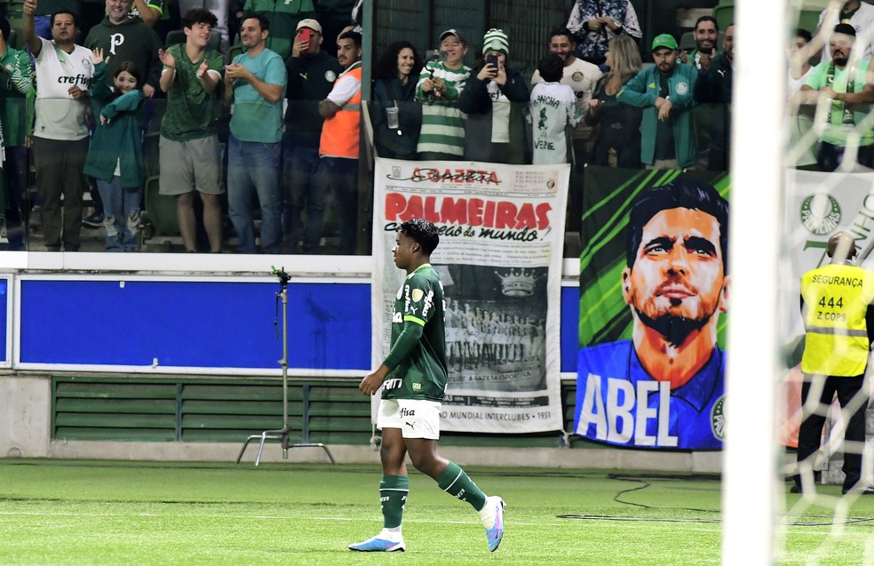Endrick comemora gol marcado pelo Palmeiras na Conmebol Libertadores  — Foto: Marcos Ribolli