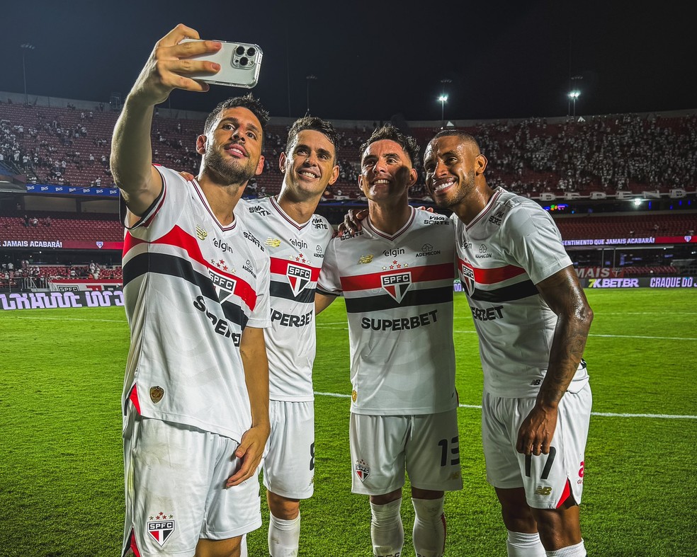 Calleri, Oscar, Enzo Díaz e André Silva: a selfie dos autores dos gols do São Paulo — Foto: Divulgação/saopaulofc.net