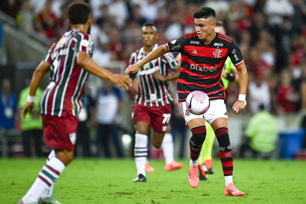 Alcaraz em ação no Flamengo x Fluminense — Foto: Marcelo Cortes / CRF