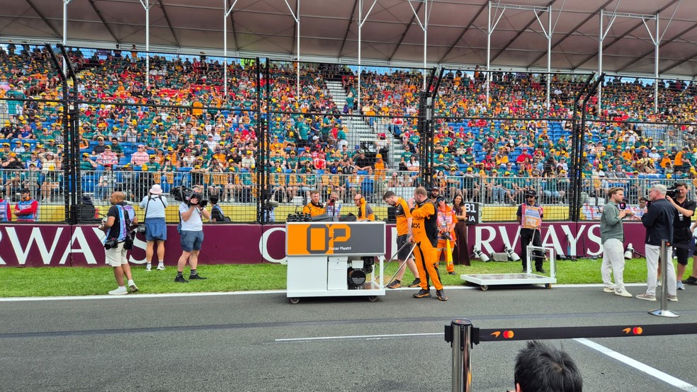 McLaren desmonta equipamentos de Oscar Piastri após piloto bater antes do GP da Austrália da F1 2026 — Foto: Lorena Dillon/ge
