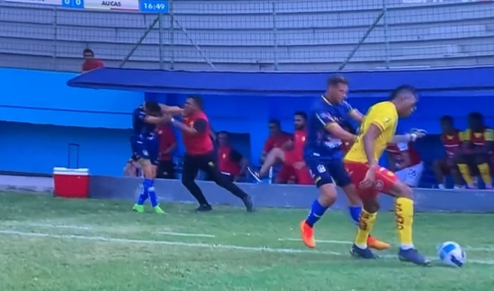T&eacute;cnico Cesar Far&iacute;as, do Aucas, d&aacute; um soco em jogador do Delfin no Campeonato Equatoriano &mdash; Foto: Reprodu&ccedil;&atilde;o
