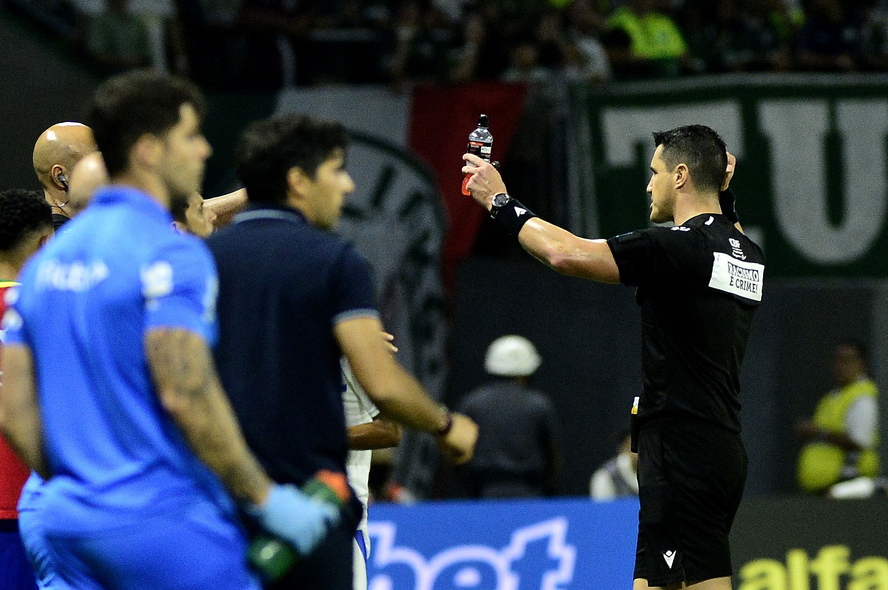 Palmeiras pode perder até 10 mandos de campo após arremesso de garrafa que atinge Cássio