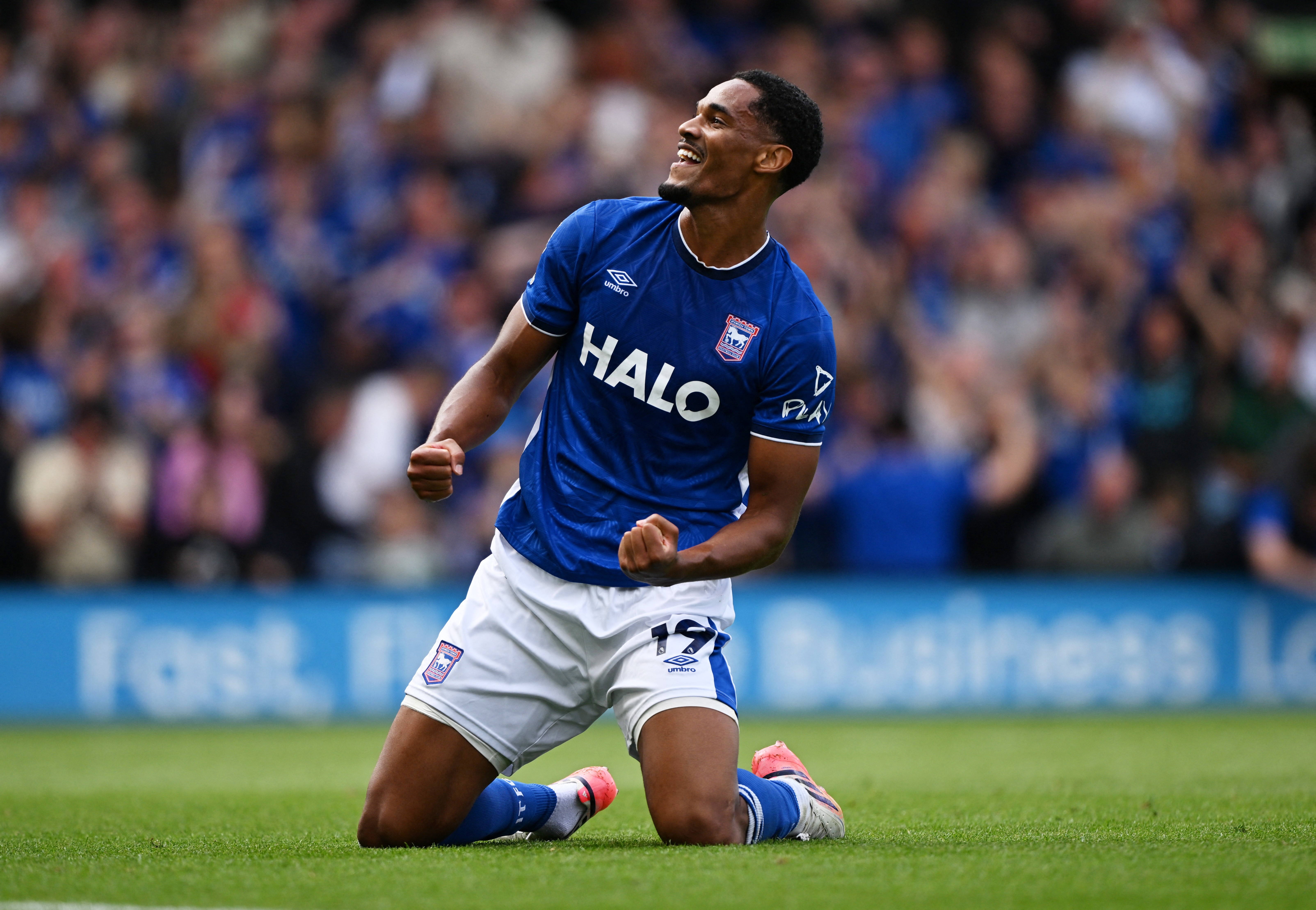 Brasileiro Emersonn estreia na Premier League com gol e vitória do Ipswich Town