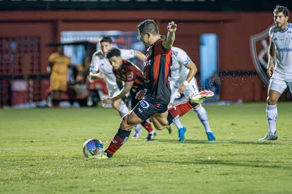 Vitória domina Cruzeiro, perde controle após expulsão e cede vitória no segundo tempo