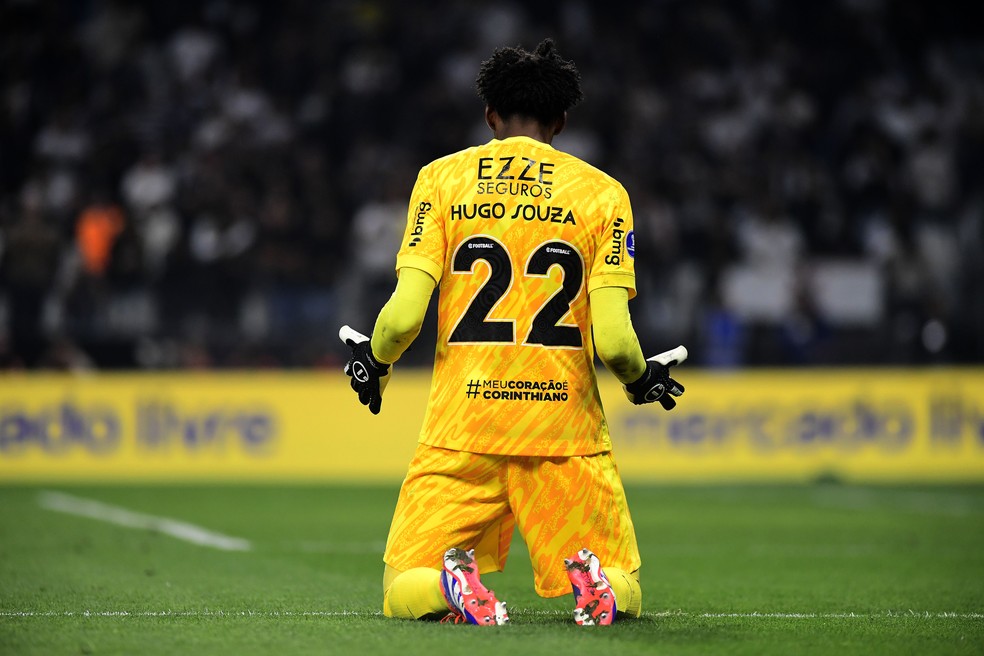 Hugo Souza, do Corinthians, contra o Bragantino — Foto: Marcos Ribolli