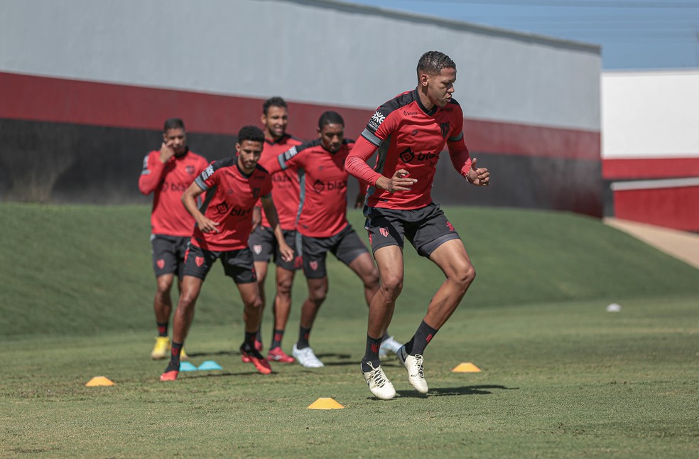 Adriano Martins puxa fila durante treino do Atlético-GO — Foto: Bruno Corsino/ACG