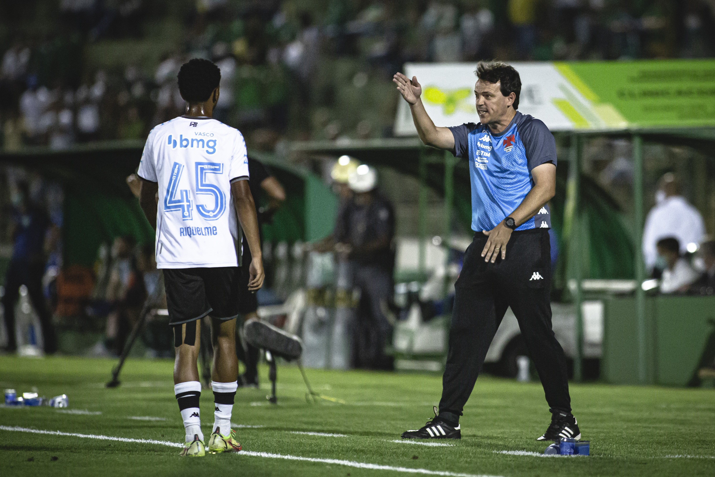 Observado por Diniz, Riquelme é reintegrado aos treinos com o elenco do Vasco