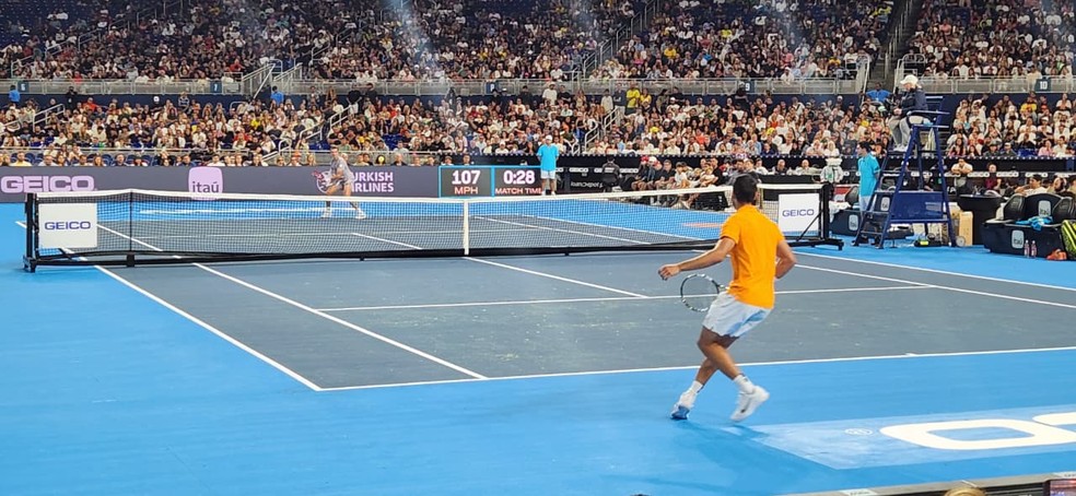 João Fonseca encara Alcaraz pela primeira vez na carreira — Foto: Marcel Merguizo