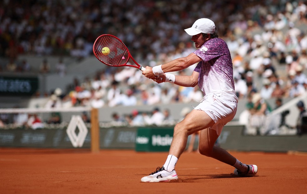 João Fonseca encara Djokovic em Roland Garros — Foto: Reuters