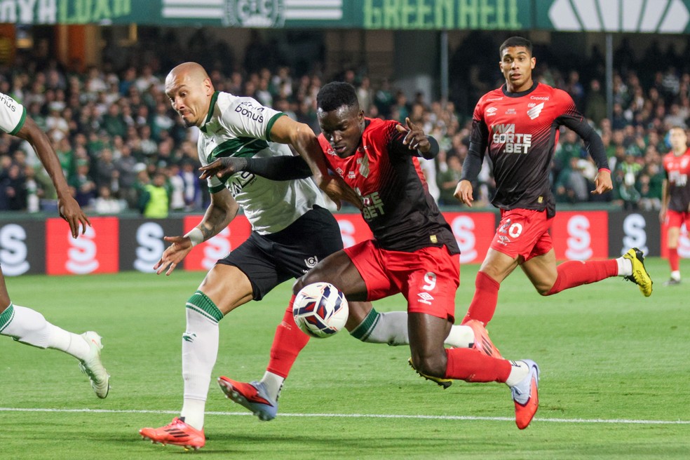 Dupla de rivais do Paraná, Coritiba e Athletico ocupam as duas primeiras posições da Série B. Mas nenhum clube confirmou acesso ainda — Foto: Robson Mafra/AGIF