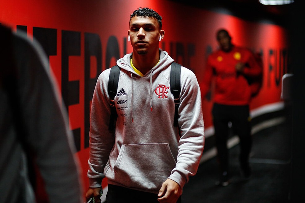 Victor Hugo na chegada do Flamengo ao Morumbi, no sábado — Foto: Gilvan de Souza / CRF