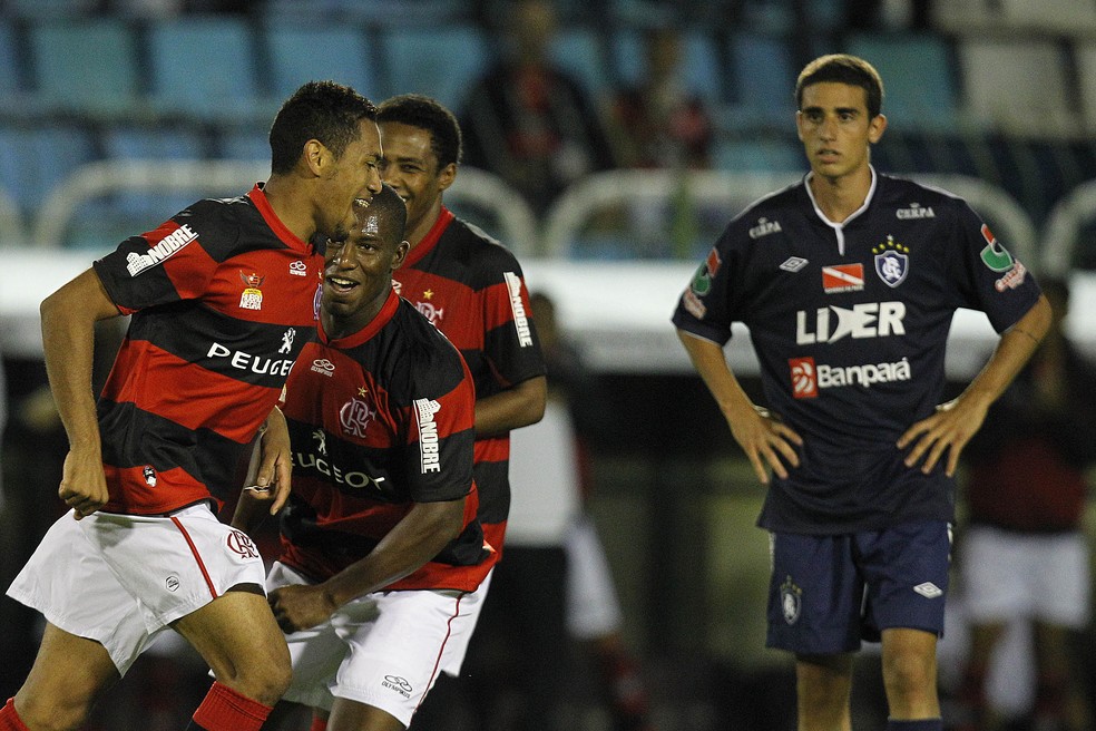 Imagem do jogo entre Flamengo e Remo em 1975