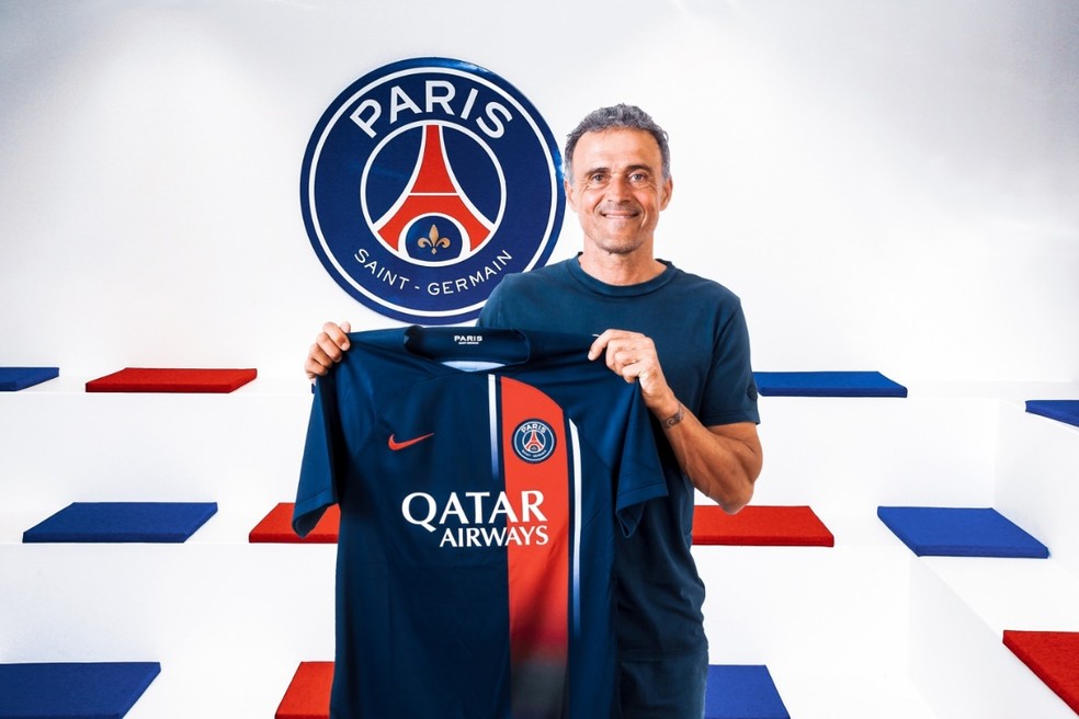 Luis Enrique, novo técnico do PSG, com a camisa do clube — Foto: Divulgação / PSG
