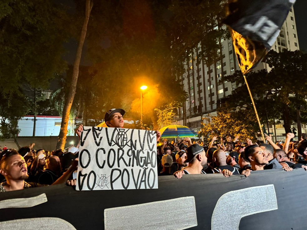Torcedores do Corinthians protestam no Parque São Jorge — Foto: João Pedro Brandão