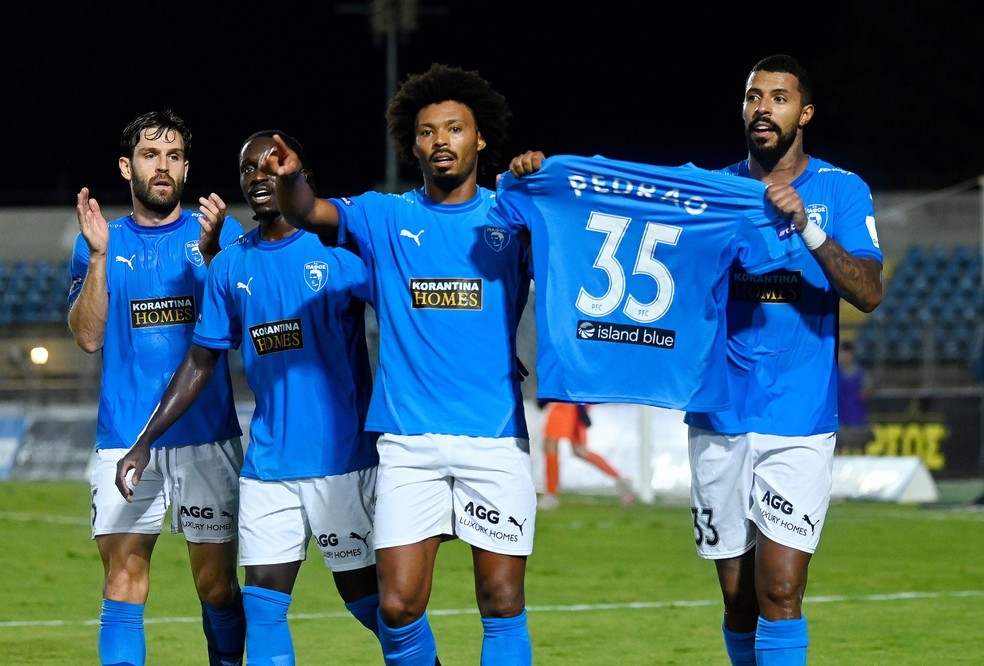 Pedrão foi homenageado pelos colegas do Pafos FC — Foto: Divulgação/ Pafos FC